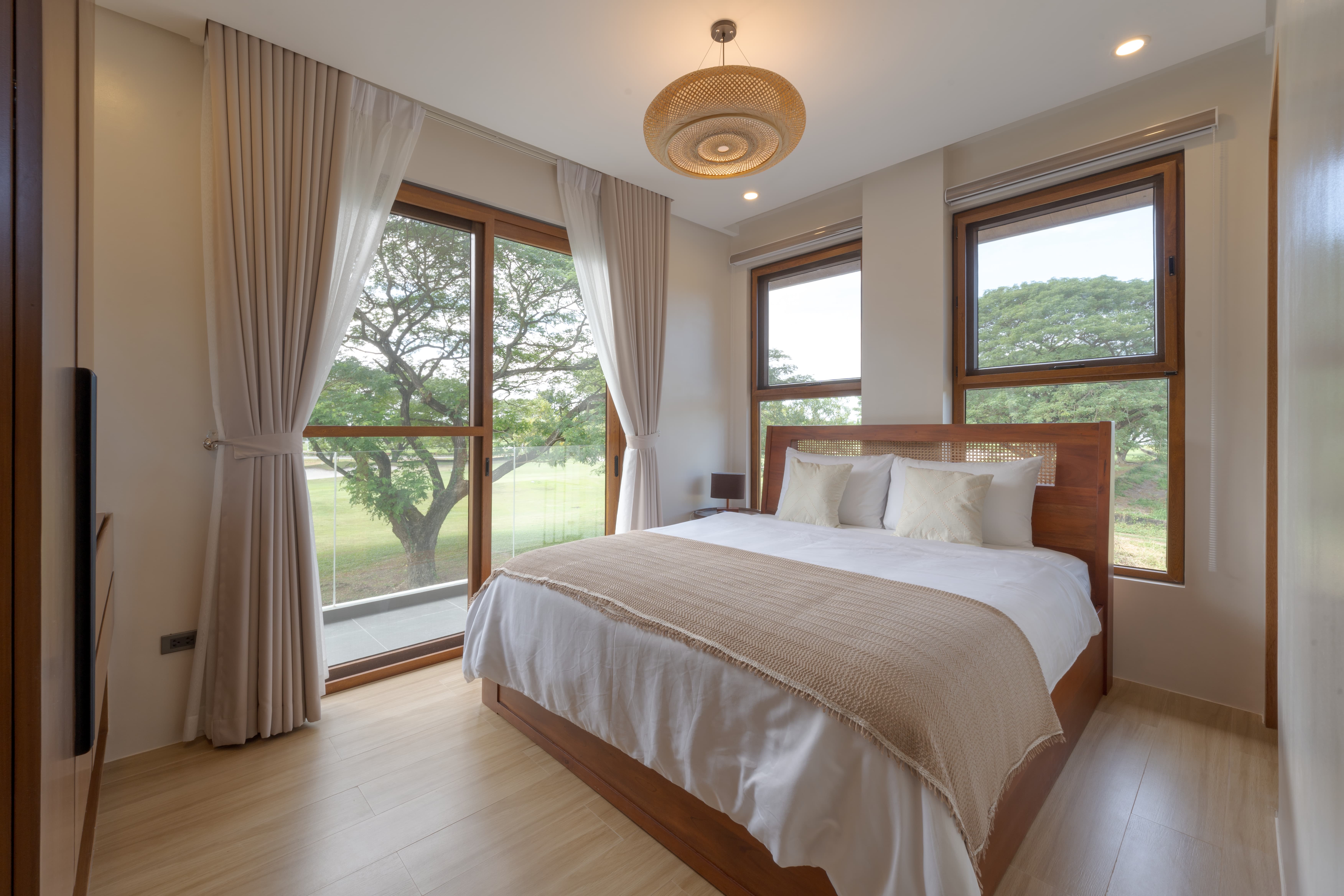 King bedroom with floor-to-ceiling fairway view