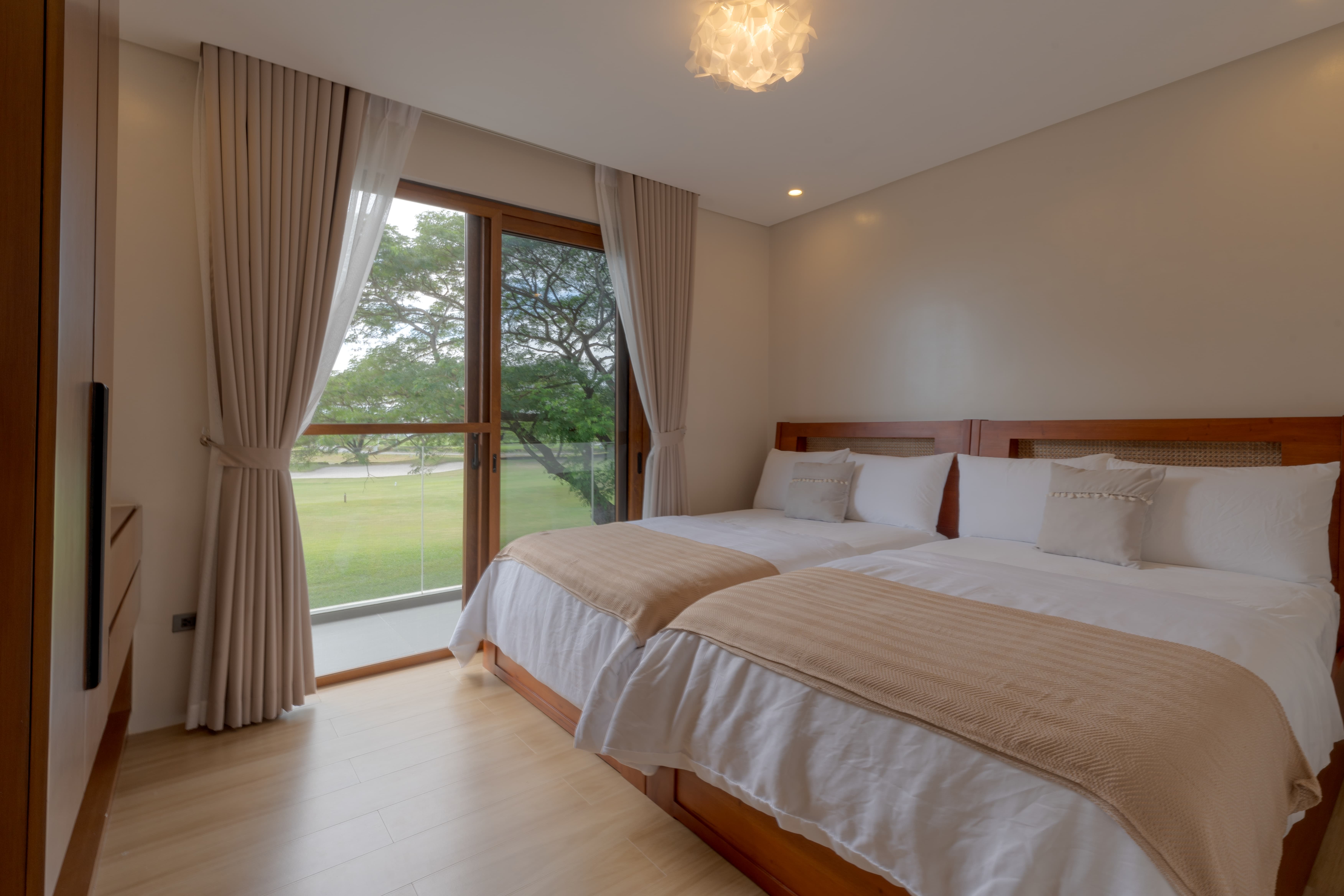 Twin bedroom with golf-course view