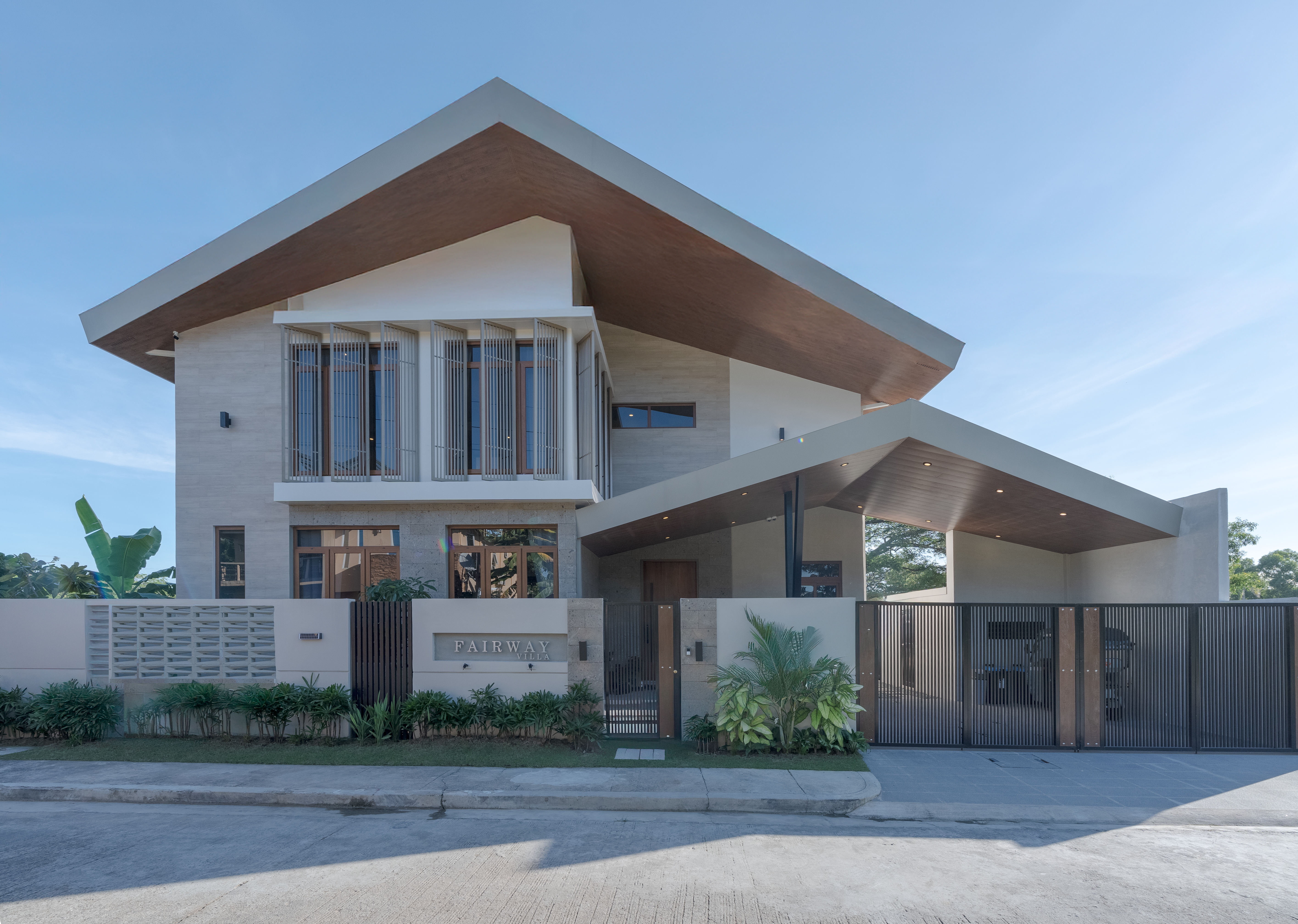 Villa exterior, front view from the street